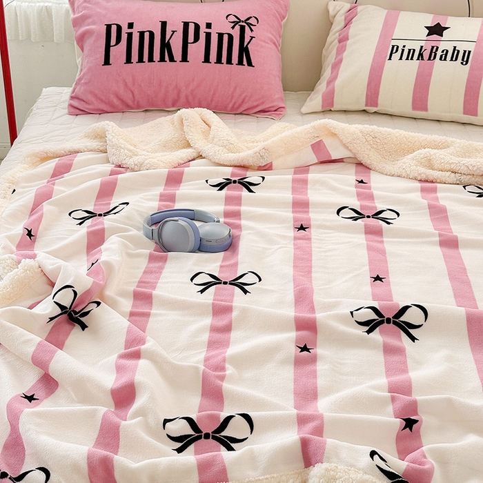 91家纺网 家纺一手货源 找家纺 昔可家纺 2023新款ins风牛奶绒羊羔绒印花毛毯（风格一） 粉条星星蝴蝶结