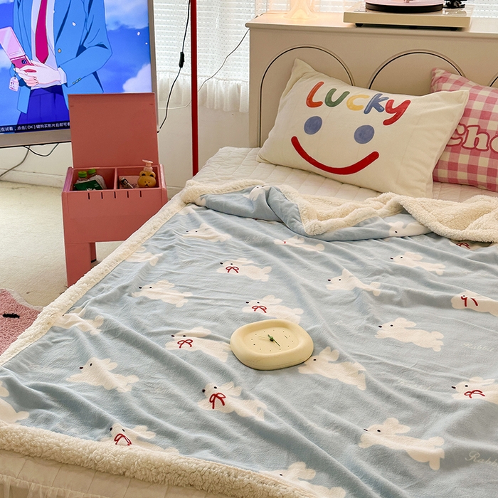 91家纺网 家纺一手货源 找家纺 昔可家纺 2023新款ins风牛奶绒羊羔绒印花毛毯（风格一） 丝带小兔蓝