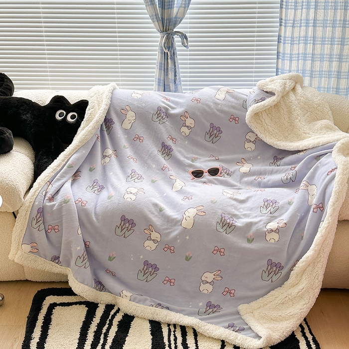 91家纺网 家纺一手货源 找家纺 昔可家纺 2023新款ins风牛奶绒羊羔绒印花毛毯（风格二） 萌萌紫底郁金香兔