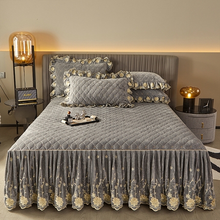 91家纺网 家纺一手货源 找家纺 罗艺轩 2024新款花季宝宝绒全套夹棉絎缝加厚系列床裙三件套 高级灰