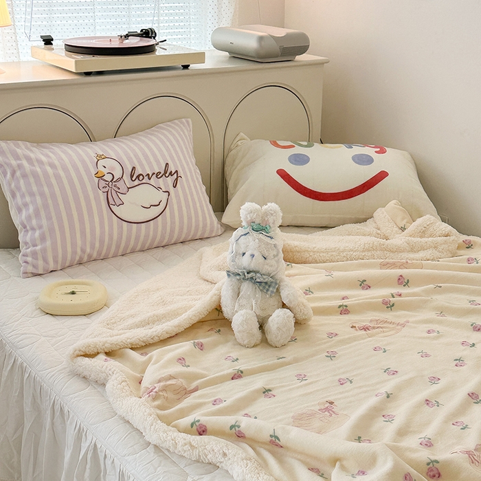 91家纺网 家纺一手货源 找家纺 昔可家纺 2023新款ins风牛奶绒羊羔绒印花毛毯（风格一） 天鹅玫瑰