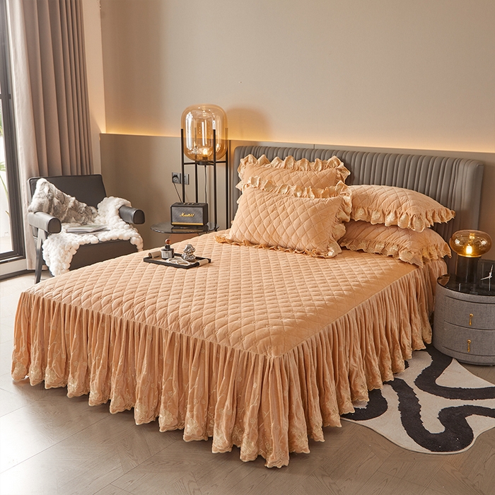 91家纺网 家纺一手货源 找家纺 罗艺轩 2024新款花季宝宝绒全套夹棉絎缝加厚系列床裙三件套 香槟金