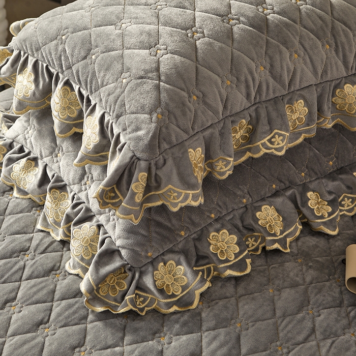 91家纺网 家纺一手货源 找家纺 罗艺轩 2024新款花季宝宝绒全套夹棉絎缝加厚系列床裙三件套 高级灰