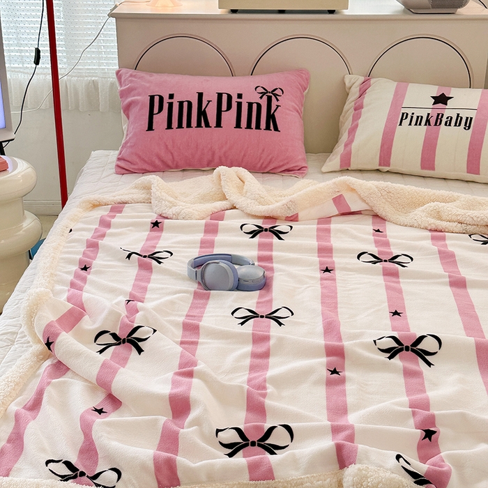 91家纺网 家纺一手货源 找家纺 昔可家纺 2023新款ins风牛奶绒羊羔绒印花毛毯（风格一） 粉条星星蝴蝶结