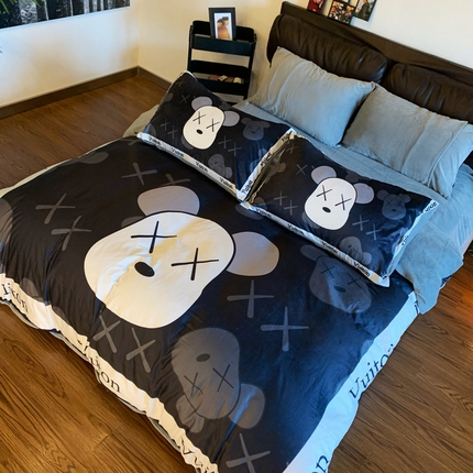 91家纺网 家纺一手货源 找家纺 色鬼 2023新款潮牌印花牛奶绒四件套直播 卡拉黑