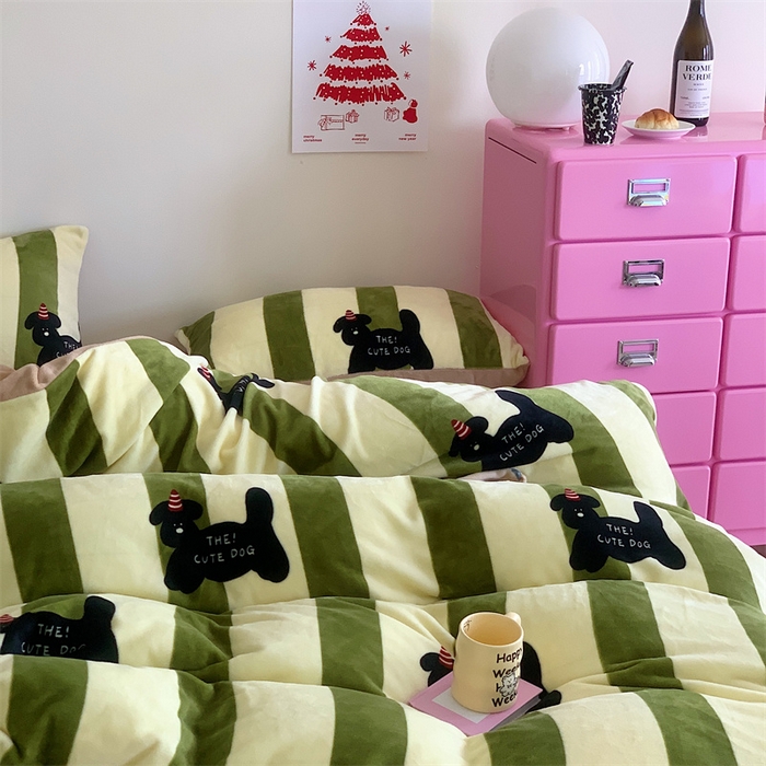 91家纺网 家纺一手货源 找家纺 星期八 2023新款210g双面牛奶绒印花四件套 条纹狗狗绿