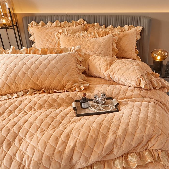 91家纺网 家纺一手货源 找家纺 罗艺轩 2024新款花季宝宝绒全套夹棉絎缝加厚系列床裙套件 香槟金