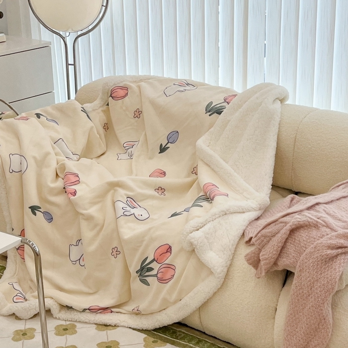 91家纺网 家纺一手货源 找家纺 昔可家纺 2023新款ins风牛奶绒羊羔绒印花毛毯（风格二） 粉粉郁金兔