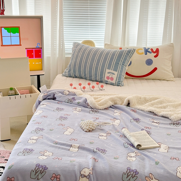 91家纺网 家纺一手货源 找家纺 昔可家纺 2023新款ins风牛奶绒羊羔绒印花毛毯（风格一） 萌萌紫底郁金香兔