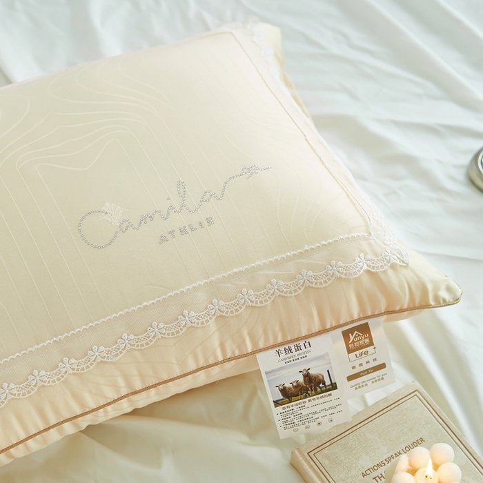 91家纺网 家纺一手货源 找家纺 拾光枕芯 2023新款羊绒蕾丝枕 米黄