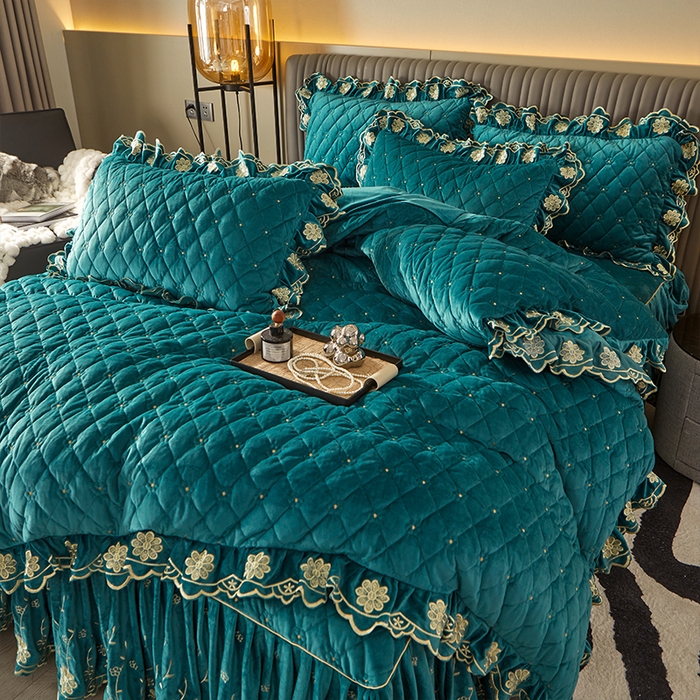 91家纺网 家纺一手货源 找家纺 罗艺轩 2024新款花季宝宝绒全套夹棉絎缝加厚系列床裙套件 橄榄绿