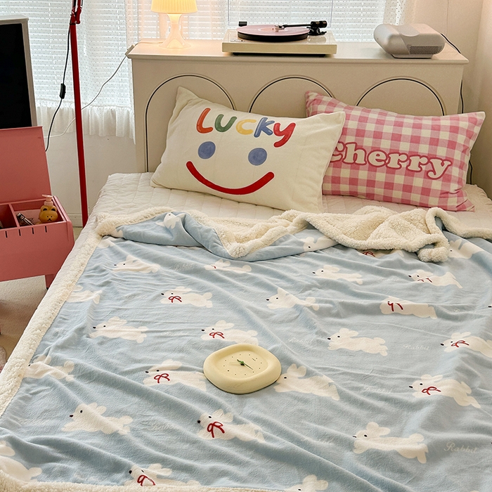 91家纺网 家纺一手货源 找家纺 昔可家纺 2023新款ins风牛奶绒羊羔绒印花毛毯（风格一） 丝带小兔蓝