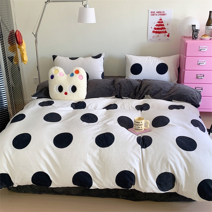 91家纺网 家纺一手货源 找家纺 星期八 2023新款210g双面牛奶绒印花四件套 波点