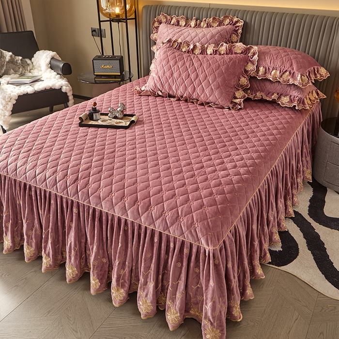 91家纺网 家纺一手货源 找家纺 罗艺轩 2024新款花季宝宝绒全套夹棉絎缝加厚系列床裙三件套 豆沙粉