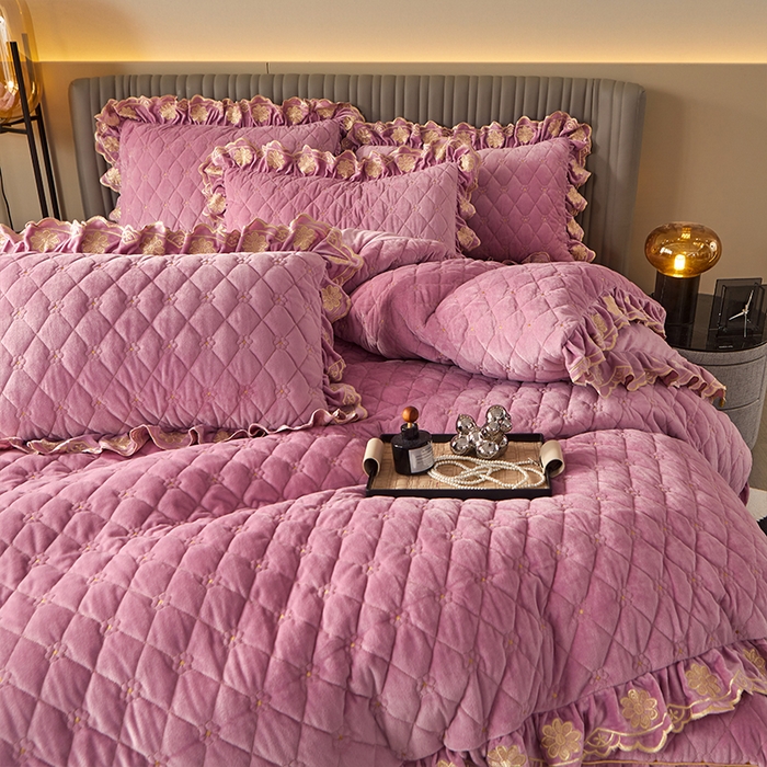 91家纺网 家纺一手货源 找家纺 罗艺轩 2024新款花季宝宝绒全套夹棉絎缝加厚系列床裙套件 丁香紫