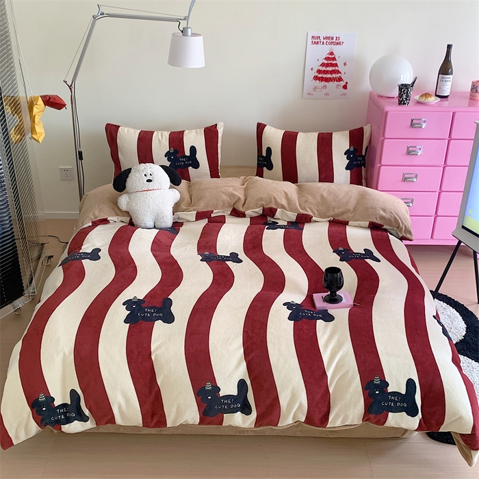 91家纺网 家纺一手货源 找家纺 星期八 2023新款210g双面牛奶绒印花四件套 条纹狗狗红