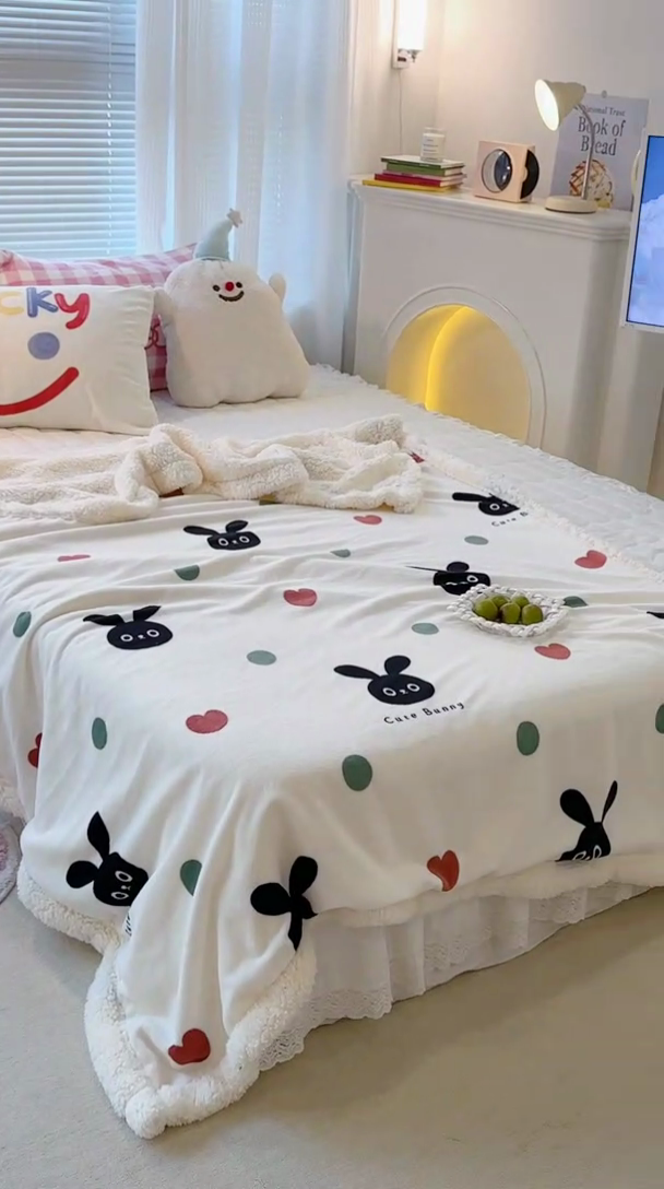 91家纺网 家纺一手货源 找家纺 昔可家纺 2023新款ins风牛奶绒羊羔绒印花毛毯（风格一） 波点小黑兔