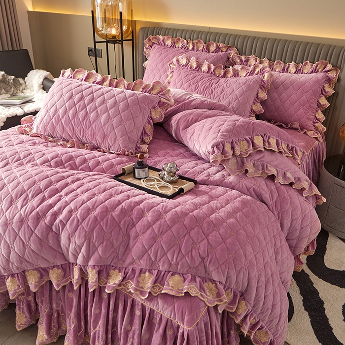 91家纺网 家纺一手货源 找家纺 罗艺轩 2024新款花季宝宝绒全套夹棉絎缝加厚系列床裙套件 丁香紫