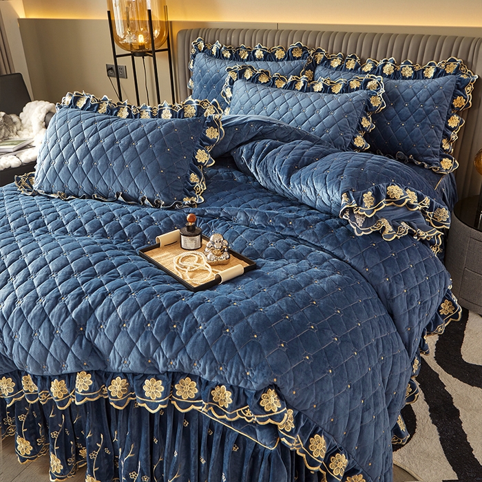 91家纺网 家纺一手货源 找家纺 罗艺轩 2024新款花季宝宝绒全套夹棉絎缝加厚系列床裙套件 宝石蓝