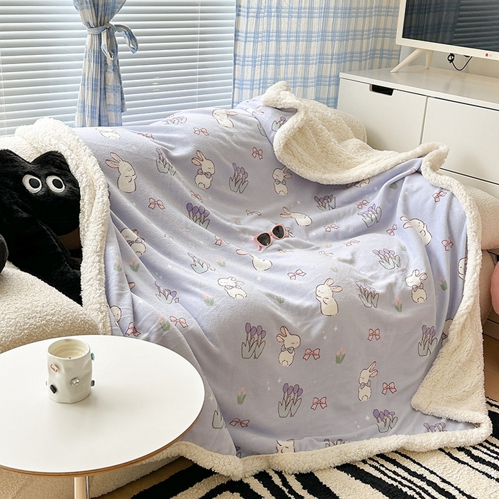 91家纺网 家纺一手货源 找家纺 昔可家纺 2023新款ins风牛奶绒羊羔绒印花毛毯（风格二） 萌萌紫底郁金香兔