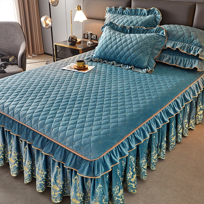 91家纺网 家纺一手货源 找家纺 罗艺轩 2024新款欧洲风情宝宝绒可拆卸夹棉床裙三件套 绅士蓝