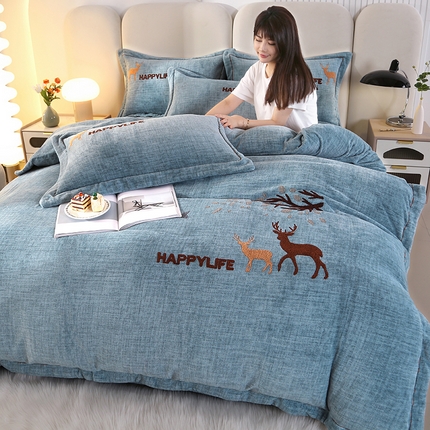 91家纺网 家纺一手货源 找家纺 代芙家纺 2023秋冬新品全消光8.5斤牛奶绒加厚保暖毛巾绣四件套 小鹿-墨绿