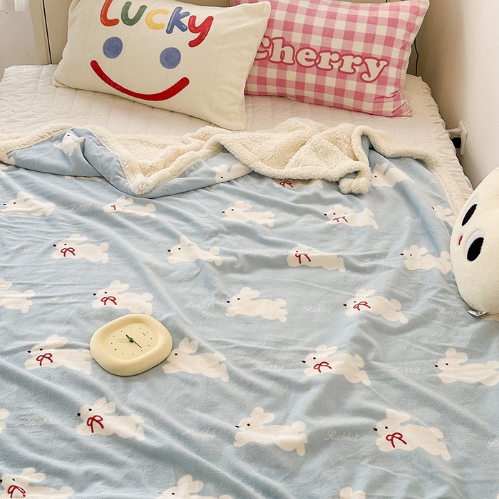 91家纺网 家纺一手货源 找家纺 昔可家纺 2023新款ins风牛奶绒羊羔绒印花毛毯（风格一） 丝带小兔蓝