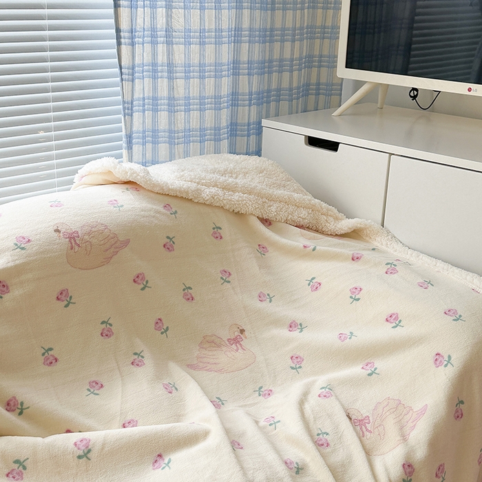 91家纺网 家纺一手货源 找家纺 昔可家纺 2023新款ins风牛奶绒羊羔绒印花毛毯（风格二） 天鹅玫瑰