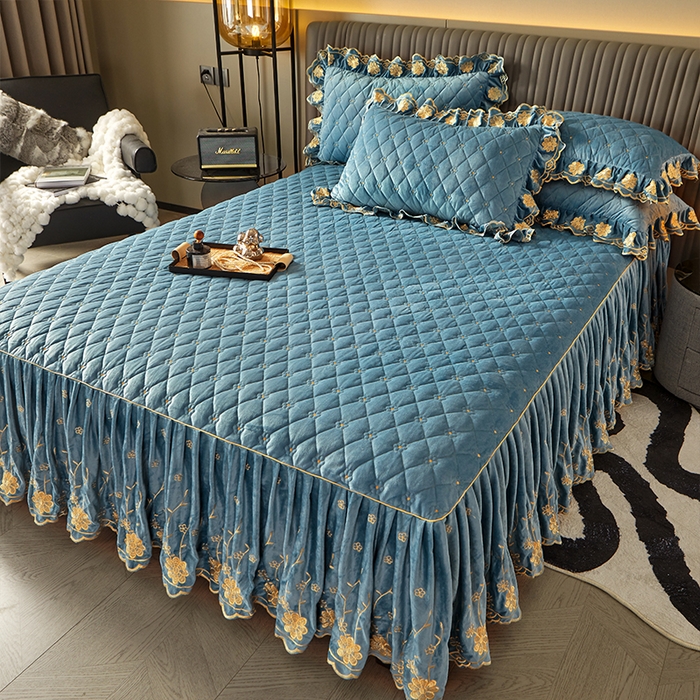 91家纺网 家纺一手货源 找家纺 罗艺轩 2024新款花季宝宝绒全套夹棉絎缝加厚系列床裙三件套 绅士蓝