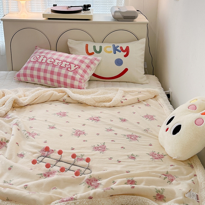 91家纺网 家纺一手货源 找家纺 昔可家纺 2023新款ins风牛奶绒羊羔绒印花毛毯（风格一） 午后茶花