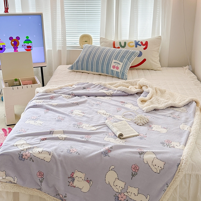 91家纺网 家纺一手货源 找家纺 昔可家纺 2023新款ins风牛奶绒羊羔绒印花毛毯（风格一） 花花小猫咪