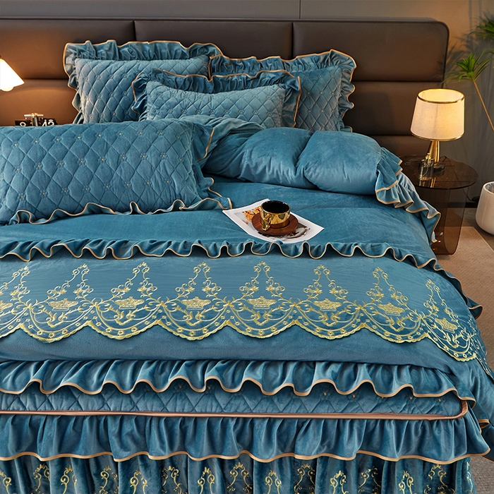 91家纺网 家纺一手货源 找家纺 罗艺轩 2024新款欧洲风情宝宝绒可拆卸夹棉床裙四件套 绅士蓝