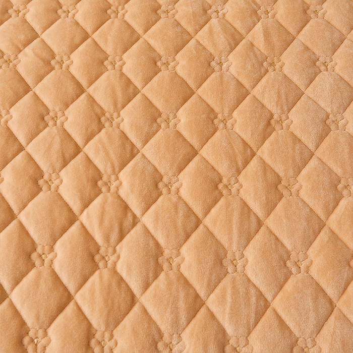 91家纺网 家纺一手货源 找家纺 罗艺轩 2024新款花季宝宝绒全套夹棉絎缝加厚系列床裙三件套 香槟金