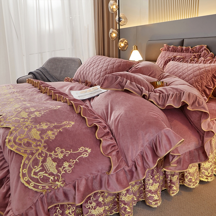 91家纺网 家纺一手货源 找家纺 罗艺轩 2024新款欧洲风情宝宝绒可拆卸夹棉床裙四件套 豆沙粉