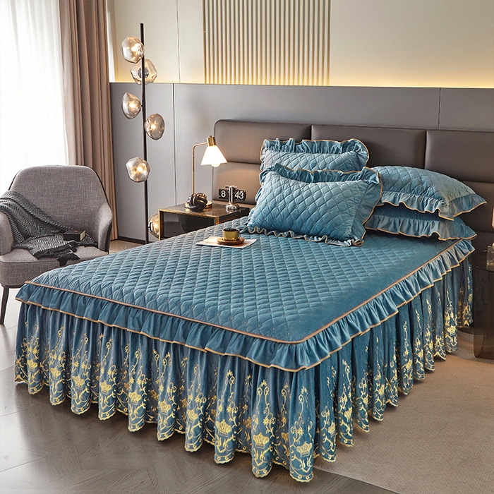 91家纺网 家纺一手货源 找家纺 罗艺轩 2024新款欧洲风情宝宝绒可拆卸夹棉床裙三件套 绅士蓝