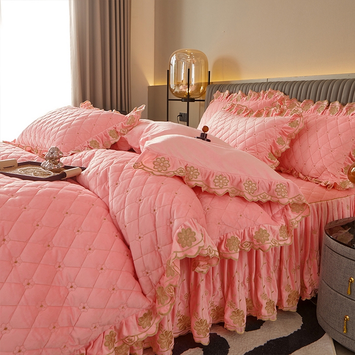 91家纺网 家纺一手货源 找家纺 罗艺轩 2024新款花季宝宝绒全套夹棉絎缝加厚系列床裙套件 樱花粉