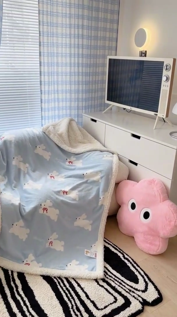 91家纺网 家纺一手货源 找家纺 昔可家纺 2023新款ins风牛奶绒羊羔绒印花毛毯（风格二） 丝带小兔蓝