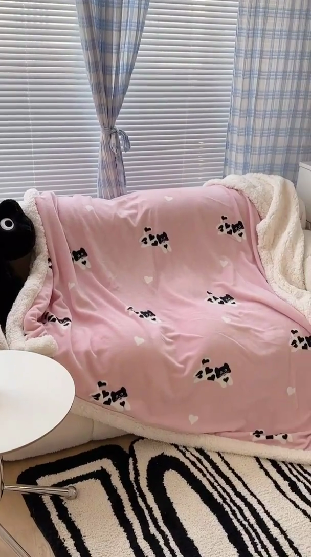 91家纺网 家纺一手货源 找家纺 昔可家纺 2023新款ins风牛奶绒羊羔绒印花毛毯（风格二） 爱心小黑猫