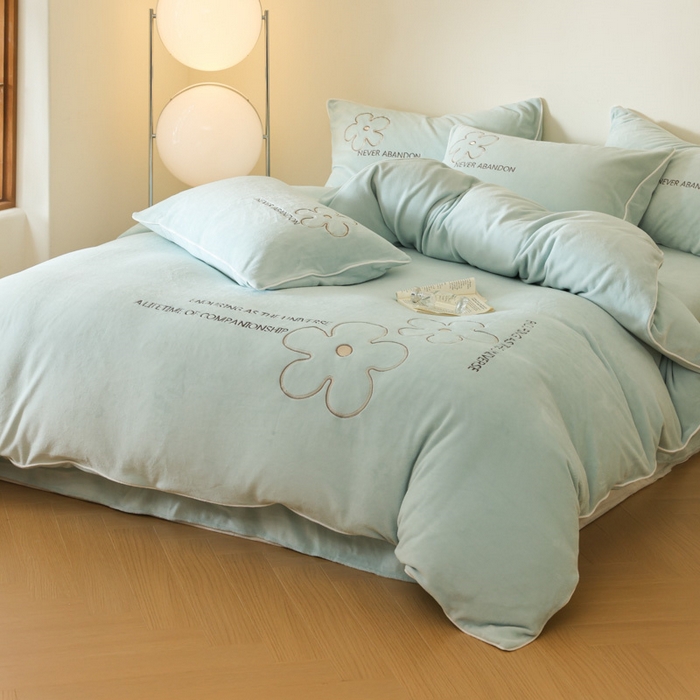 91家纺网 家纺一手货源 找家纺 万盛家纺 2025新款牛奶绒简约绣花四件套 艾草绿