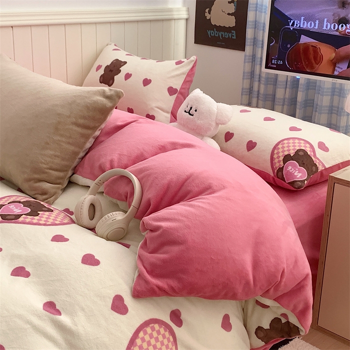 91家纺网 家纺一手货源 找家纺 星期八 2023新款210g双面牛奶绒印花四件套 爱心熊