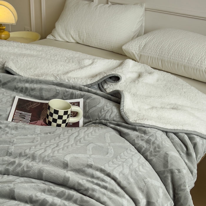 91家纺网 家纺一手货源 找家纺 宜家坊新款秋冬高克重法莱绒羊羔绒立体剪花纯色多功能毛毯 绅士灰