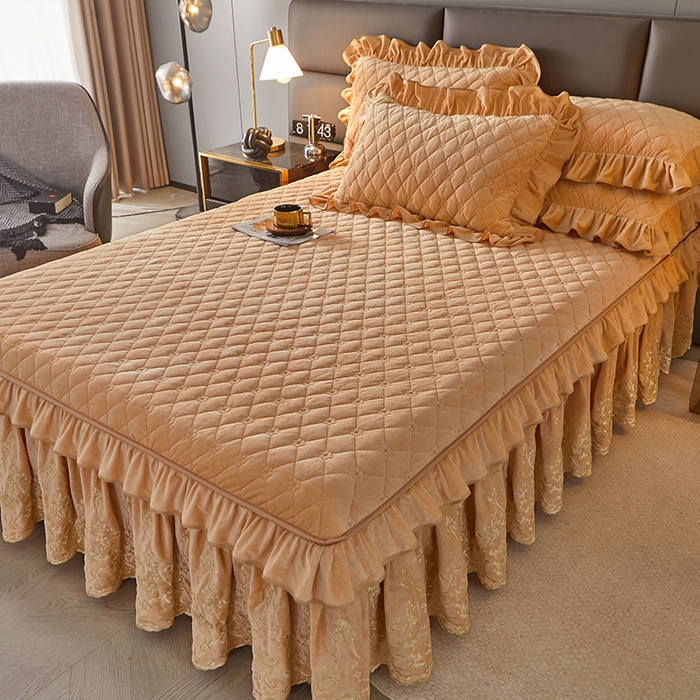 91家纺网 家纺一手货源 找家纺 罗艺轩 2024新款欧洲风情宝宝绒可拆卸夹棉床裙三件套 香槟金