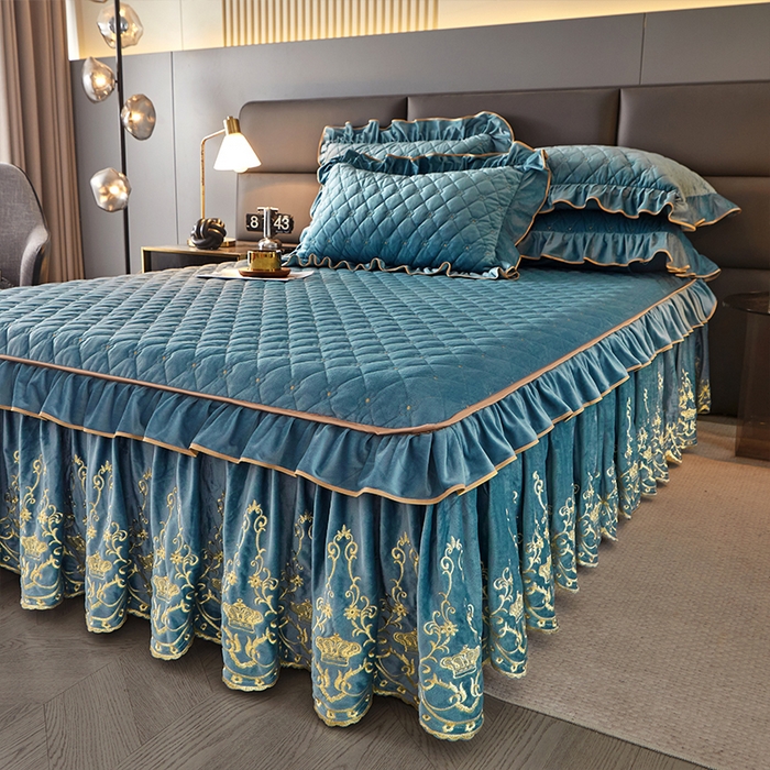 91家纺网 家纺一手货源 找家纺 罗艺轩 2024新款欧洲风情宝宝绒可拆卸夹棉床裙三件套 绅士蓝