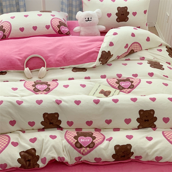 91家纺网 家纺一手货源 找家纺 星期八 2023新款210g双面牛奶绒印花四件套 爱心熊