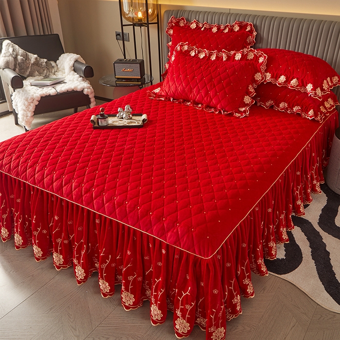 91家纺网 家纺一手货源 找家纺 罗艺轩 2024新款花季宝宝绒全套夹棉絎缝加厚系列床裙三件套 喜庆红