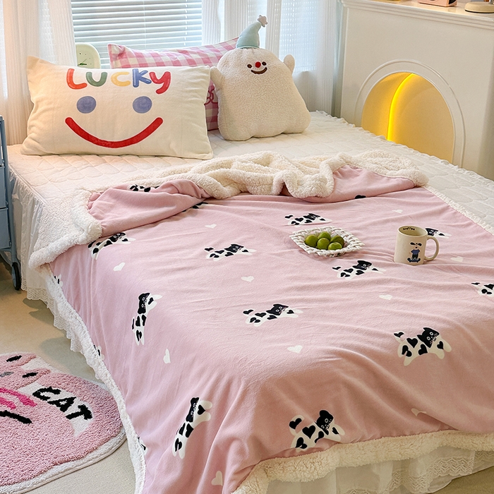 91家纺网 家纺一手货源 找家纺 昔可家纺 2023新款ins风牛奶绒羊羔绒印花毛毯（风格一） 爱心小黑猫