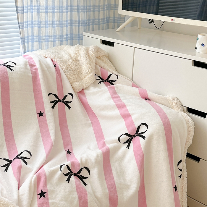 91家纺网 家纺一手货源 找家纺 昔可家纺 2023新款ins风牛奶绒羊羔绒印花毛毯（风格二） 星星竖条蝴蝶结