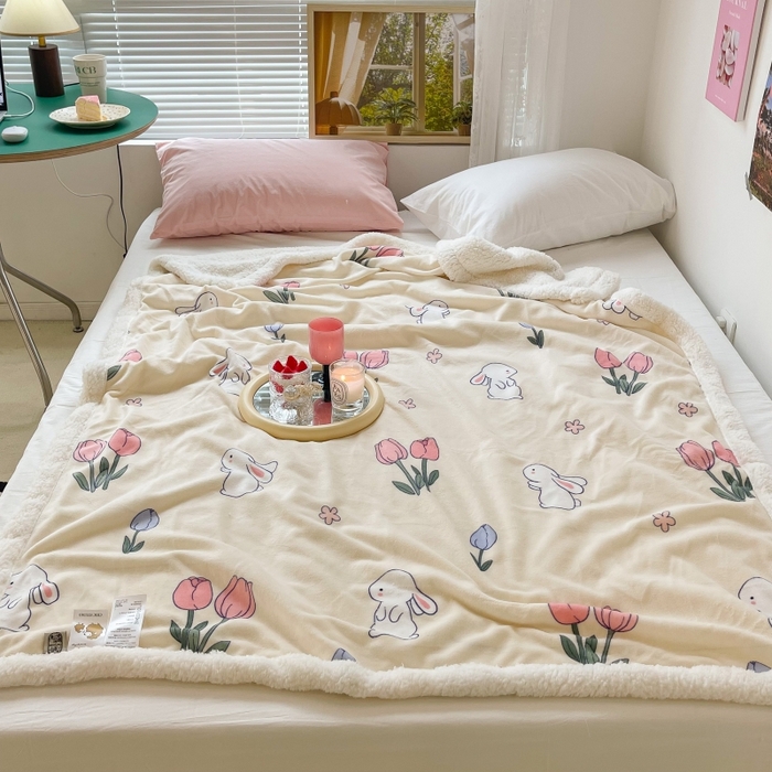 91家纺网 家纺一手货源 找家纺 昔可家纺 2023新款ins风牛奶绒羊羔绒印花毛毯（风格一） 粉粉郁金兔