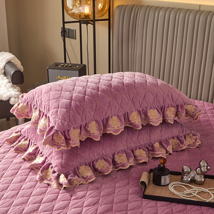 91家纺网 家纺一手货源 找家纺 罗艺轩 2024新款花季宝宝绒全套夹棉絎缝加厚系列床裙三件套 丁香紫