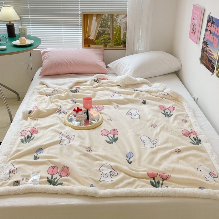 91家纺网 家纺一手货源 找家纺 昔可家纺 2023新款ins风牛奶绒羊羔绒印花毛毯（风格一） 粉粉郁金兔